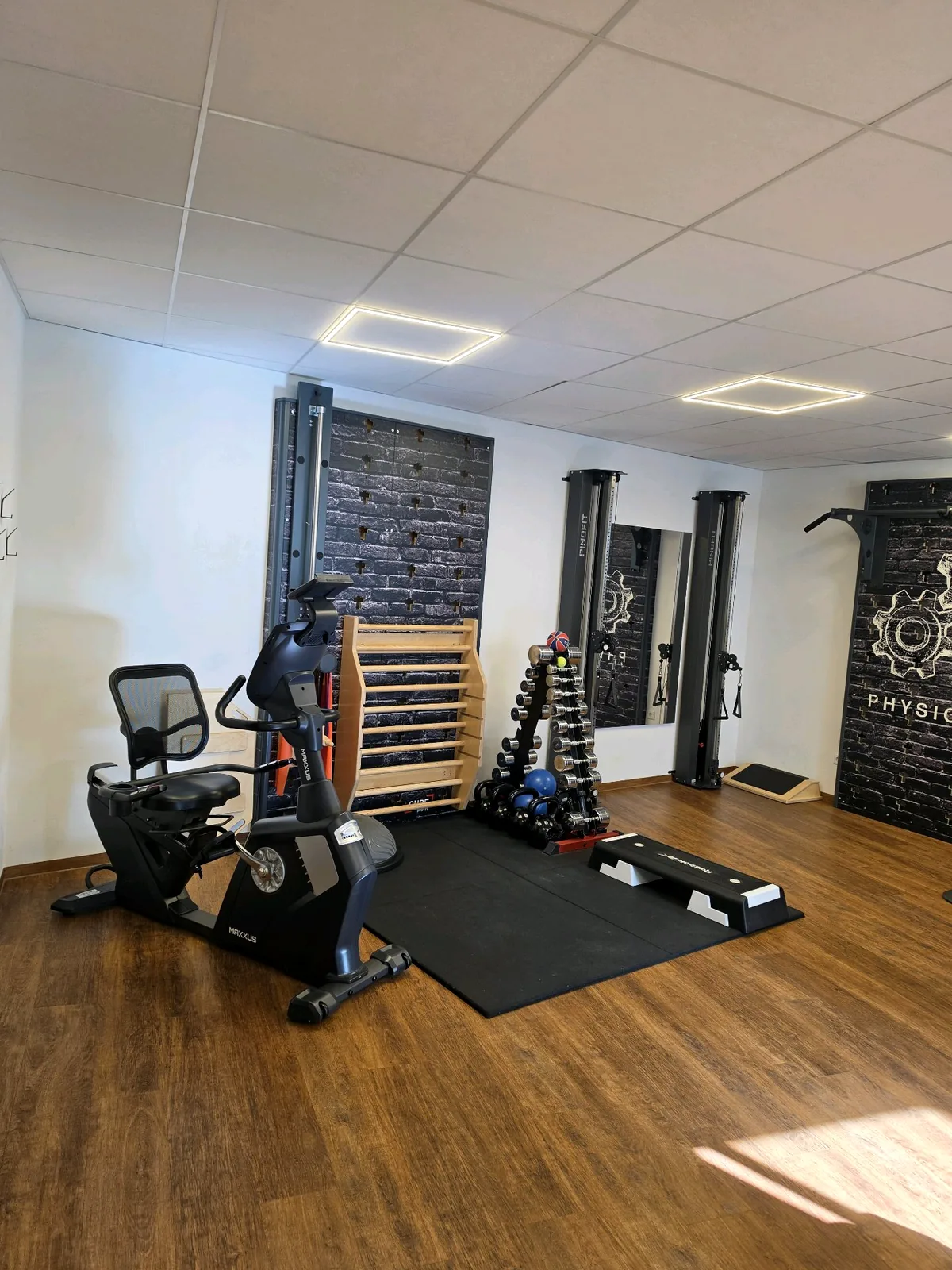 Fahrradergometer und funktioneller Trainingsbereich bei KraftWerk Physiotherapie in Greven